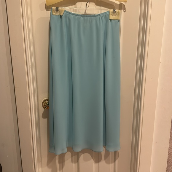 Beautiful woman’s embroidered jacket with matching skirt. Skirt is fully lined. - Picture 6 of 7